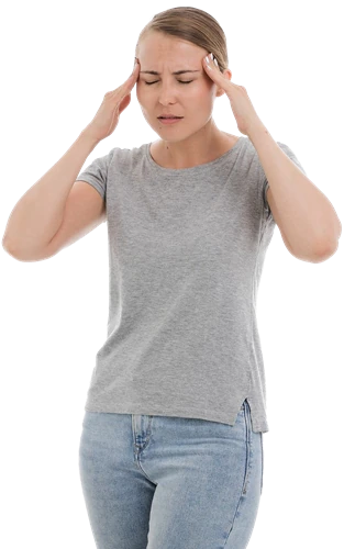 Ergonomisches Zubehör für den Bildschirmarbeitsplatz - Frau mit Kopfschmerzen durch Überabstrengung der Augen